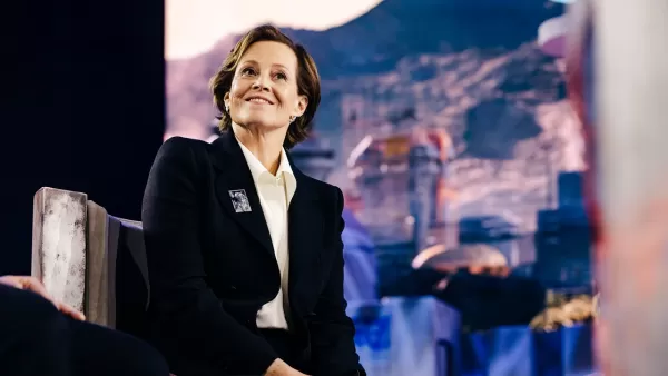 grogu on Sigoury Weaver - ကြယ်စစ်ပွဲအခမ်းအနားမှာနှလုံးနွေးထွေးတဲ့ခိုးမှုနဲ့ပိုပြီး